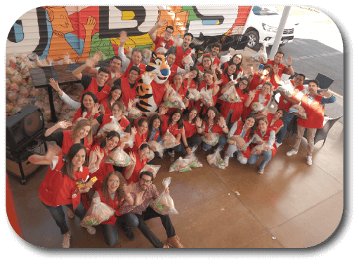 Equipo ayudando