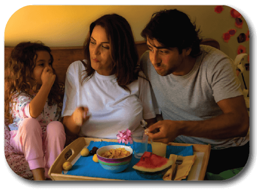 Familia desayunando