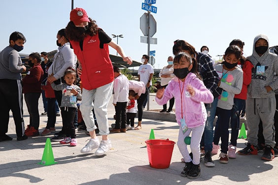 Voluntario y niños