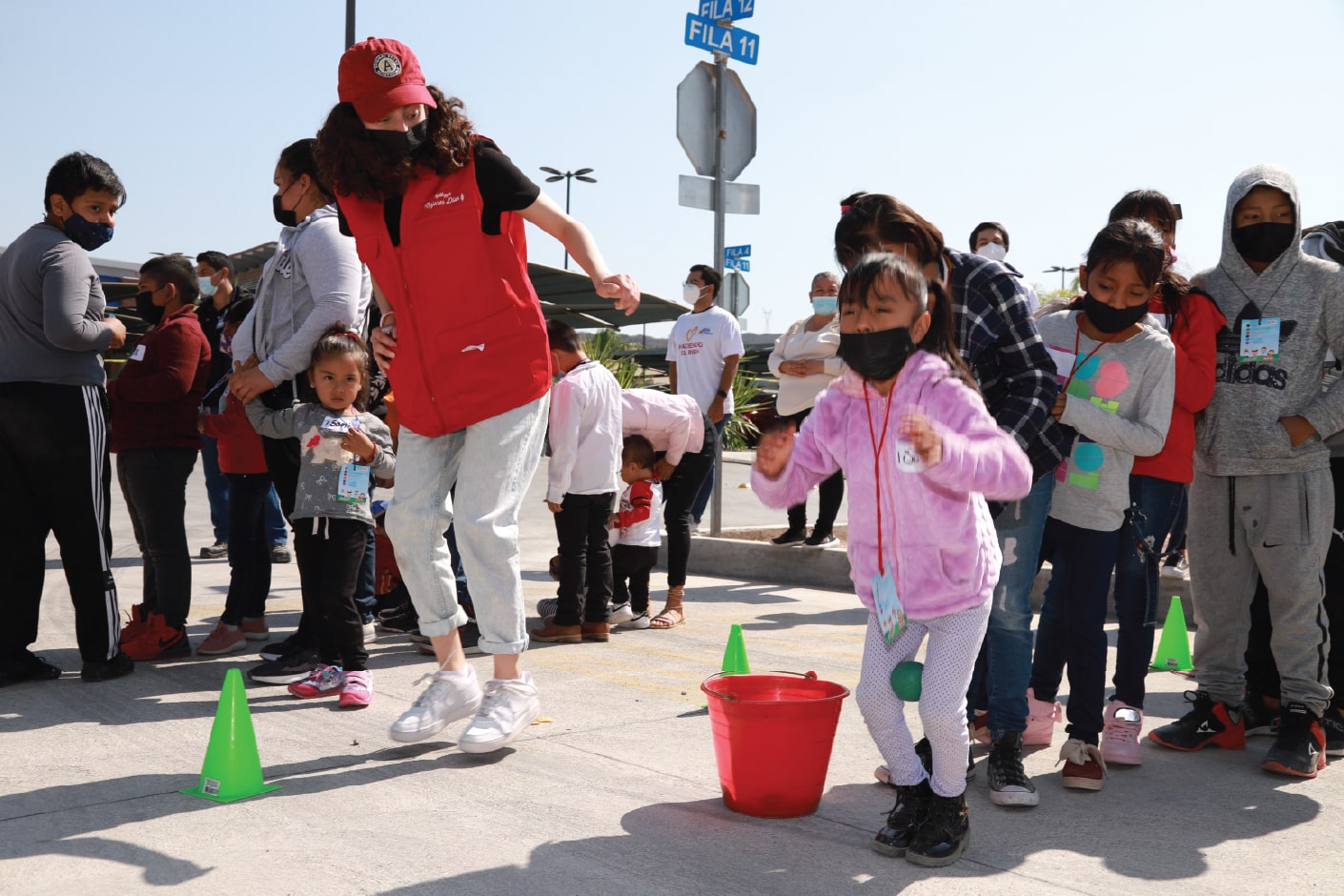 Voluntario y niños