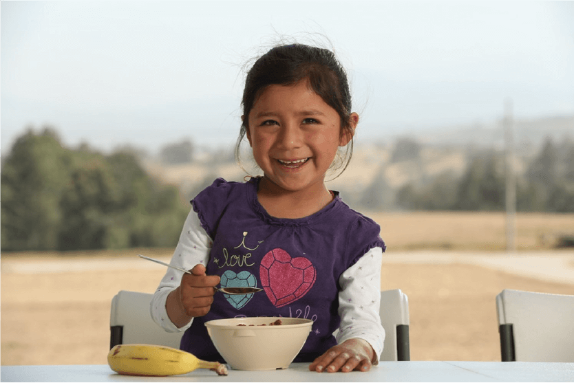 Niña comiendo cereal